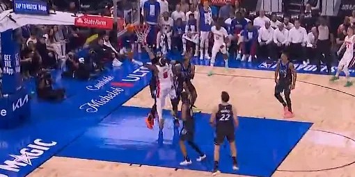 勒韦尔突破低手上篮打进，活塞打出一波15-5反超魔术